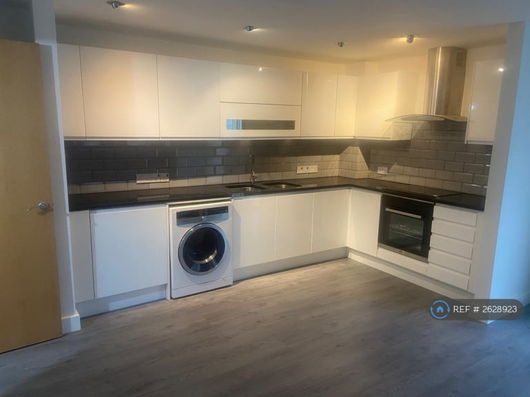 1 bedroom flat in London Road, Newcastle-Under-Lyme, ST5 (1 bed) (#2628923)