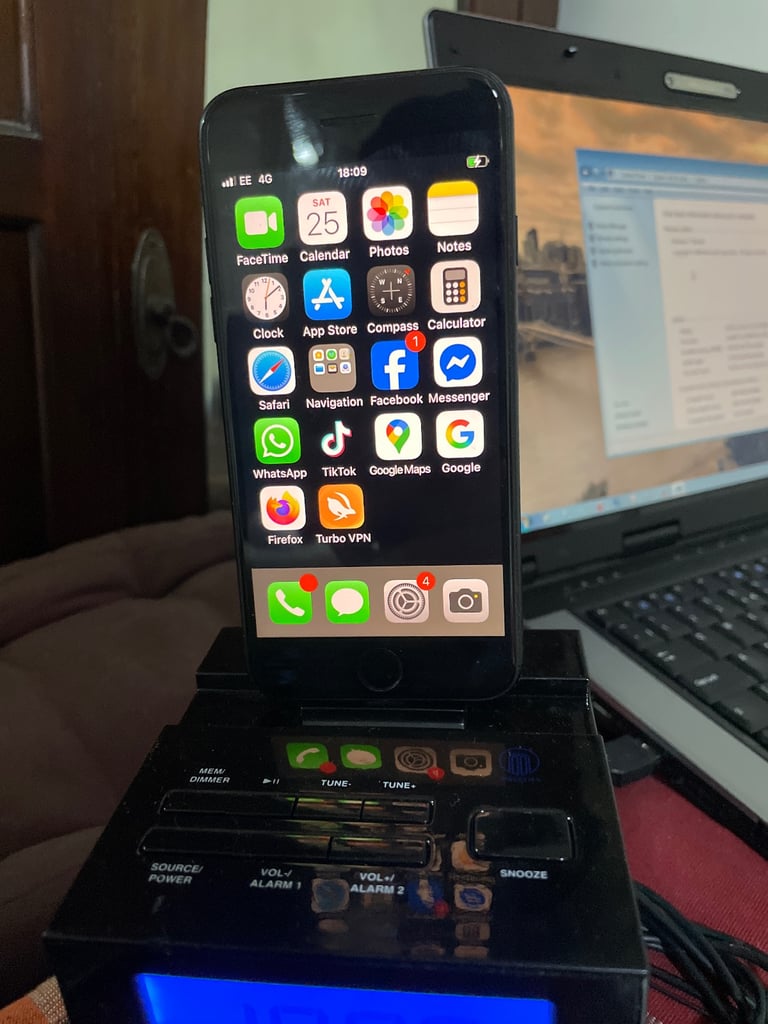 Apple iPhone SE 2nd gen. 2020 64GB unlocked black mobile phone with plenty of extras