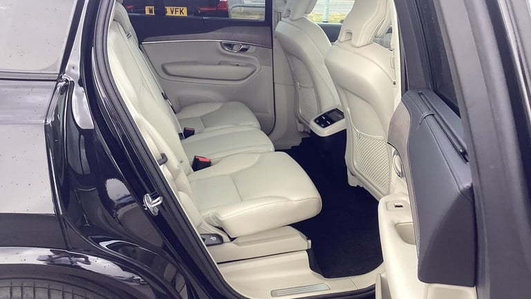2022 Volvo XC90 Plus Dark B5 (235 hp) ESTATE Diesel/Electric Hybrid Automatic