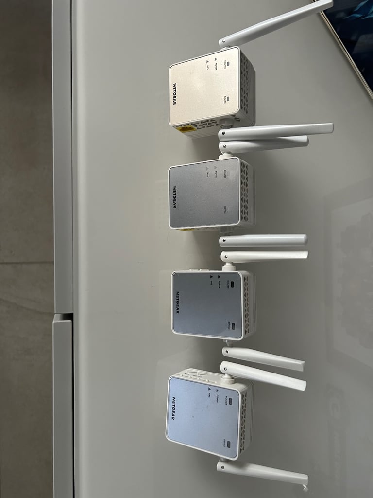 4x Netgear WiFi boosters
