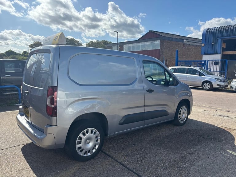 2019 Vauxhall Combo 2300 1.5 Turbo D 100ps H1 Sportive Van PANEL VAN DIESEL Manual