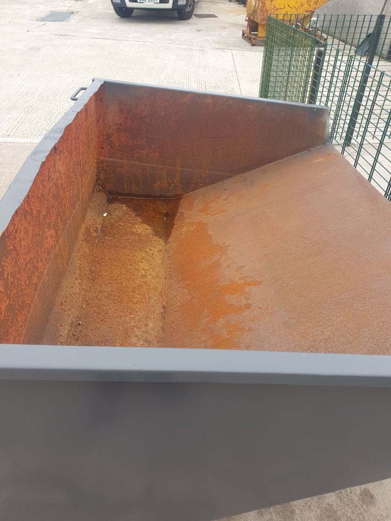 Forklift tipping skip
