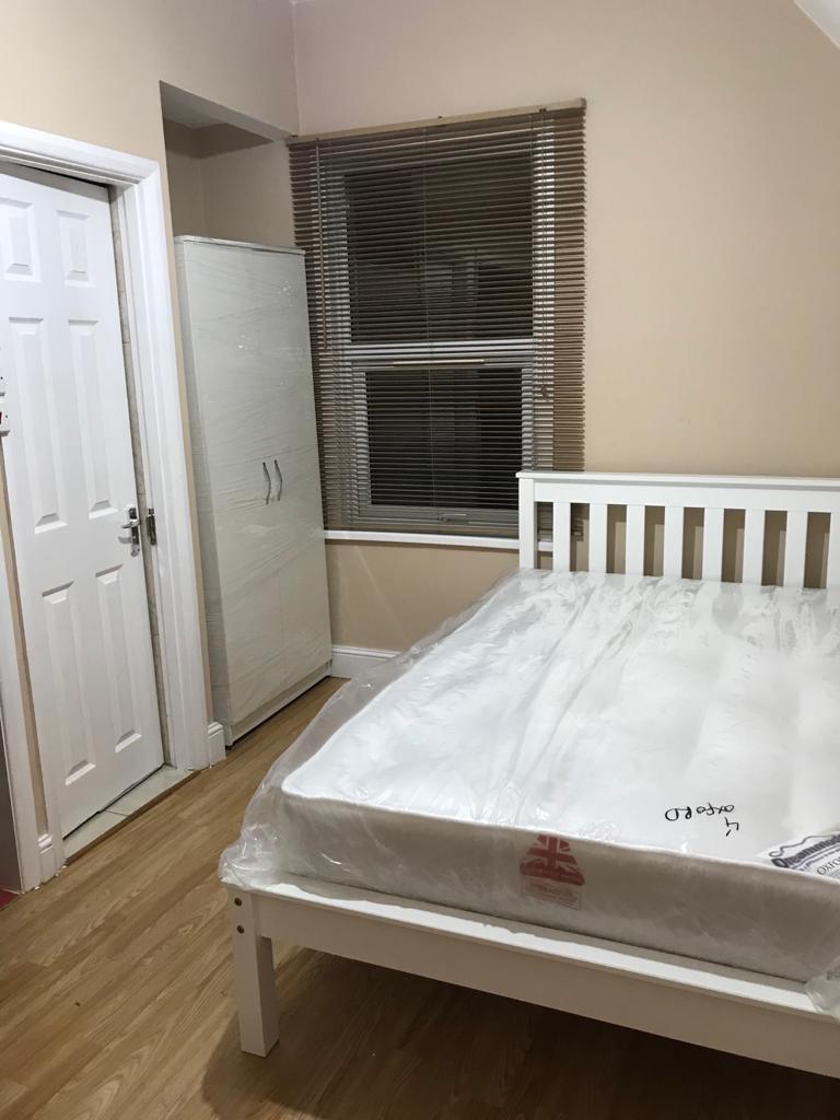 Bedsit to rent with own shower and toilet in Hertford rd N9 7EL