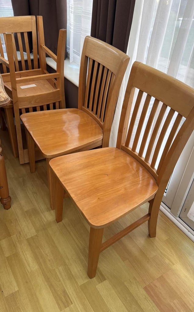 Dinning table with 6x chairs for £130(we can deliver)