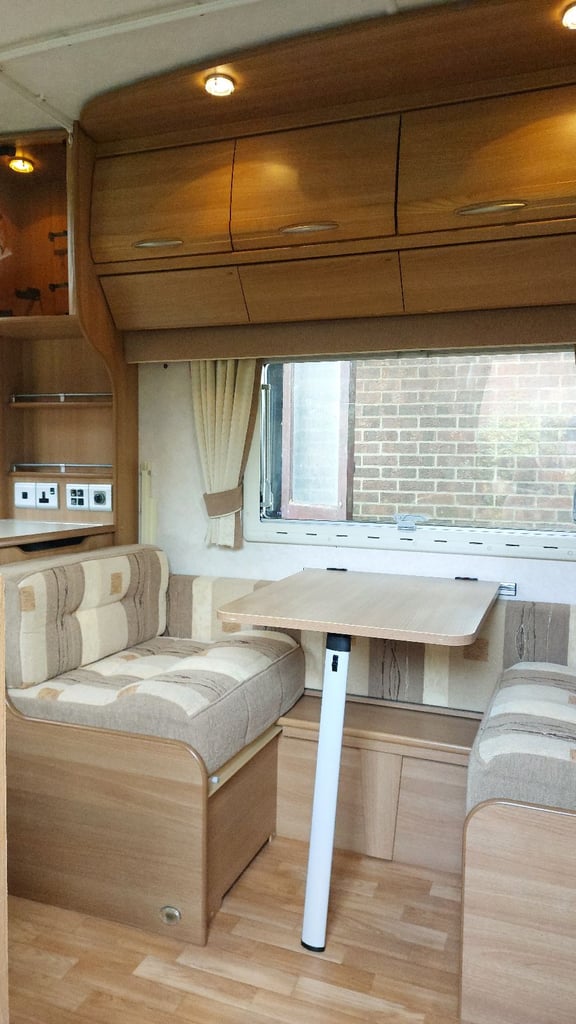 2008 Coachman VIP 520 4 Berth