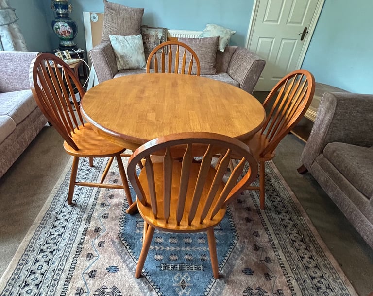 image for Round Pedestal Light Oak Dining Room Table and 4 Oak Chairs  D312
