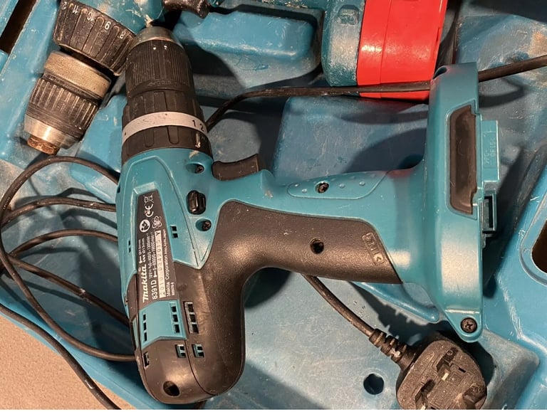 Makita 8391D Combi Drill 18v 1 Drill 2 Faulty Batteries Charger And Carry Case