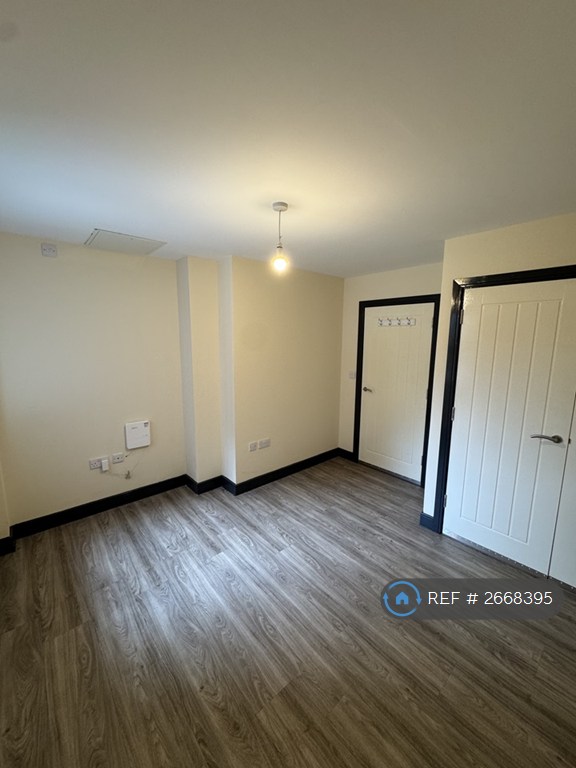 1 bedroom flat in Burgess Road, Leicester, LE2 (1 bed) (#2668395)