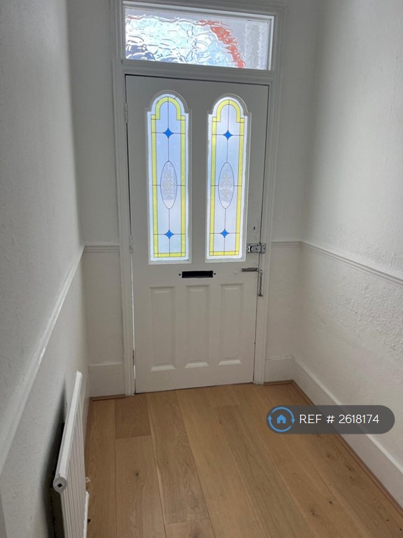 2 bedroom flat in Ballards Lane, London, N3 (2 bed) (#2618174)