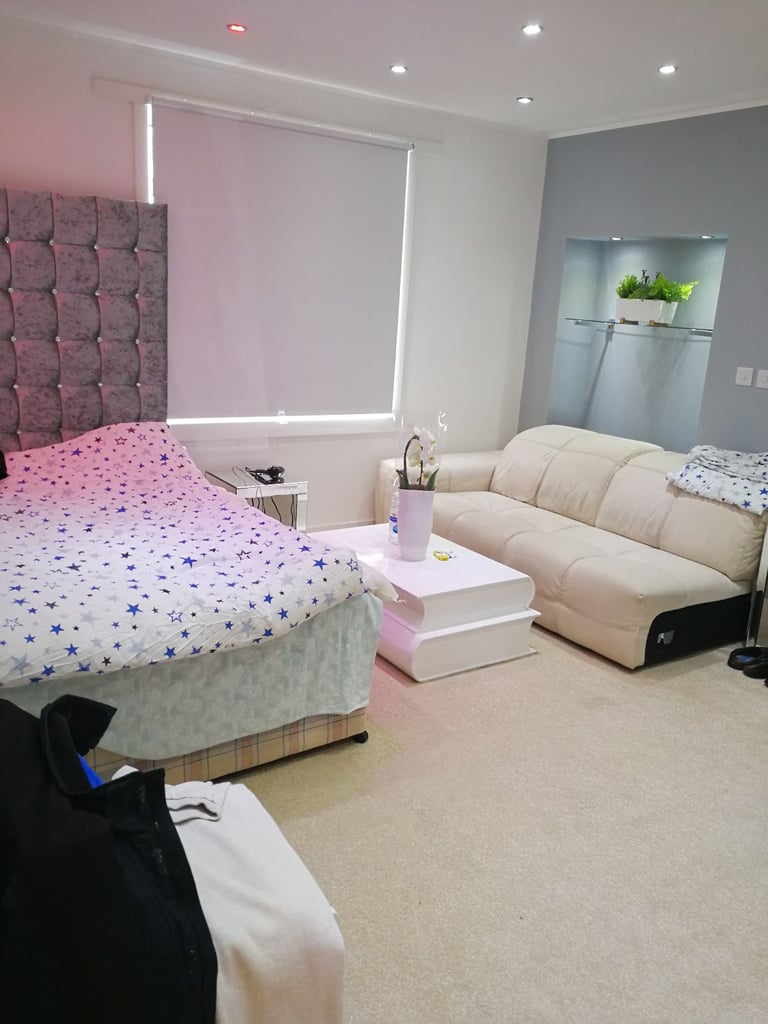 image for Luxury ensuite double bedroom (private bathroom) - free parking, gated garden