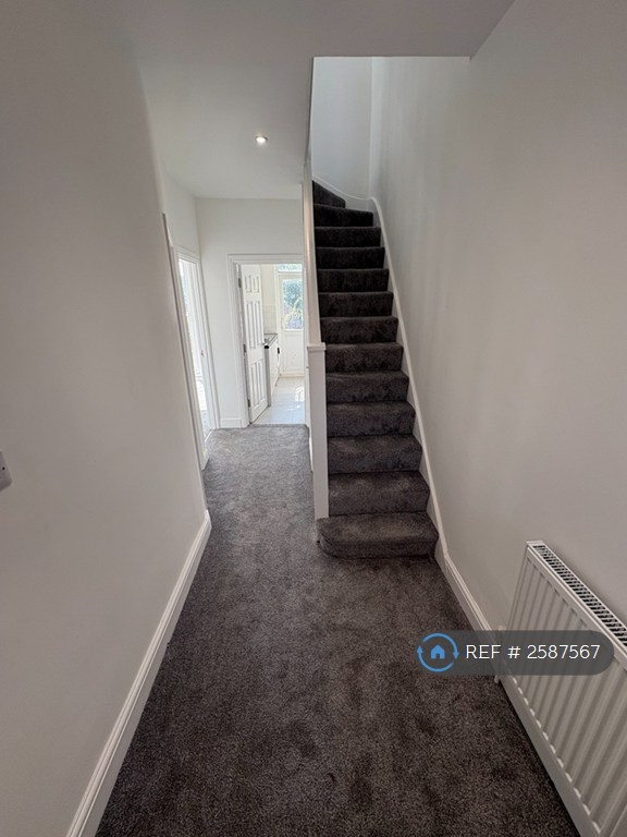 5 bedroom house in Wakemans Hill Avenue, London, NW9 (5 bed) (#2587567)