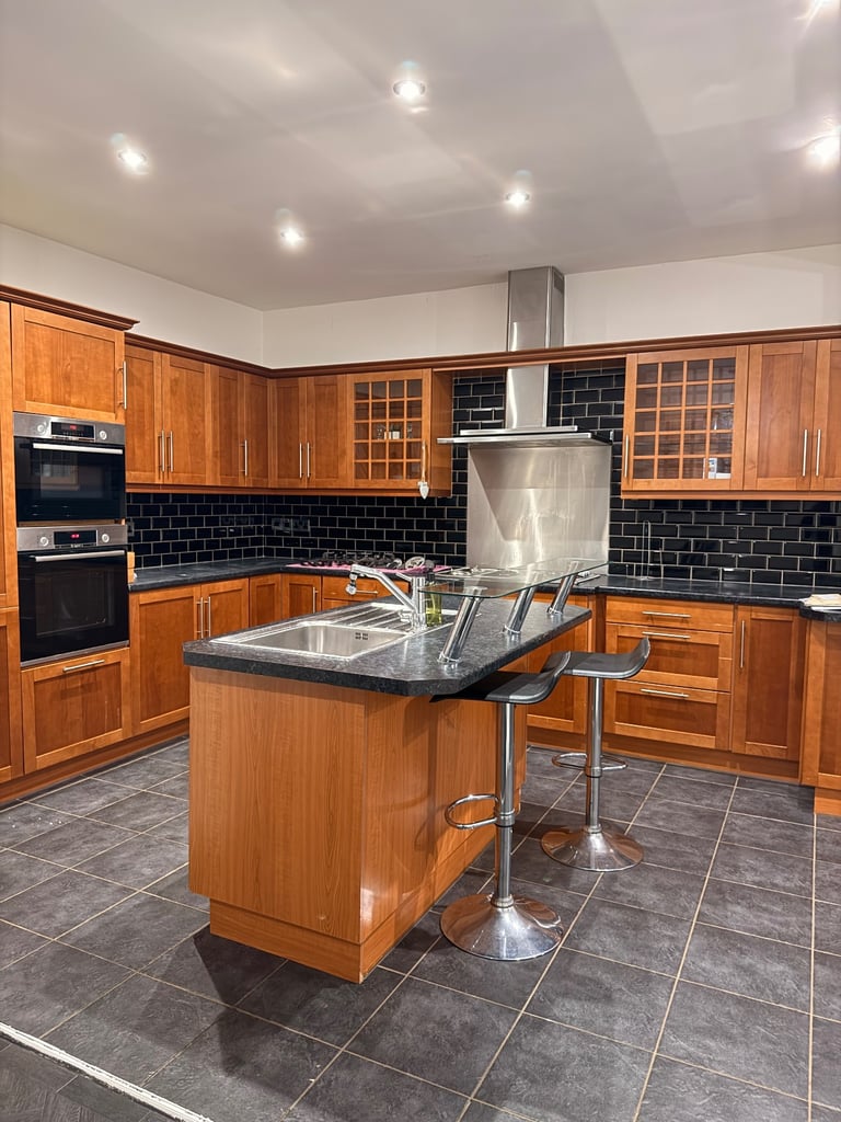 UNFURNISHED HUGE 4 BEDROOMS & 3 BATHROOM HOME: READY TO MOVE NOW