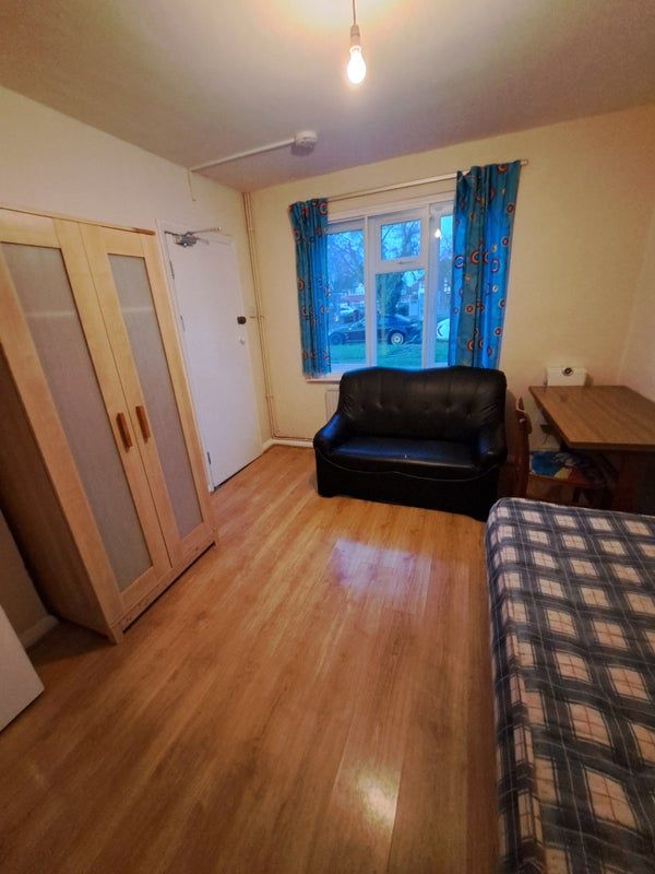 1 Bedroom Flat To Let - 5 mins walk from Hounslow West U/Ground Station