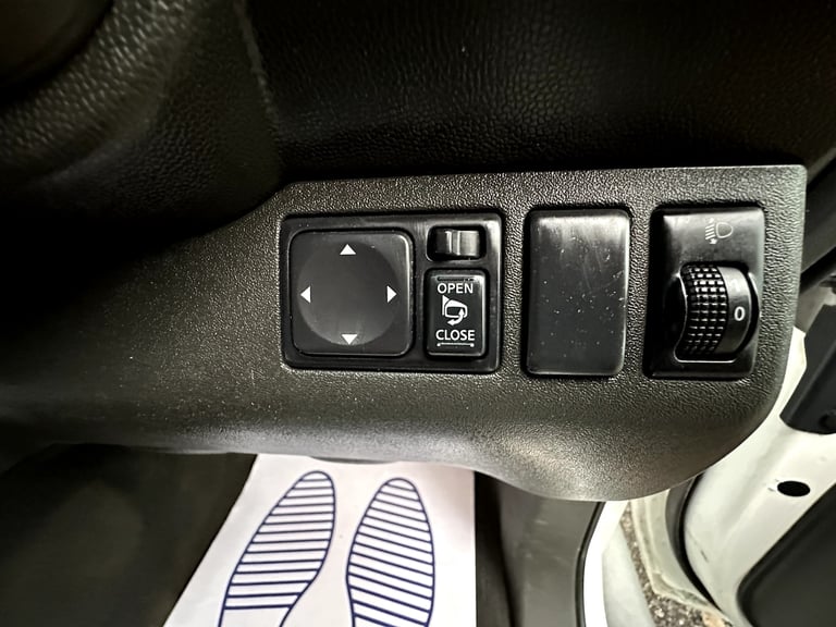 2013 Nissan Navara 3.0 dCi V6 Outlaw 4WD Diesel 4-Door Diesel