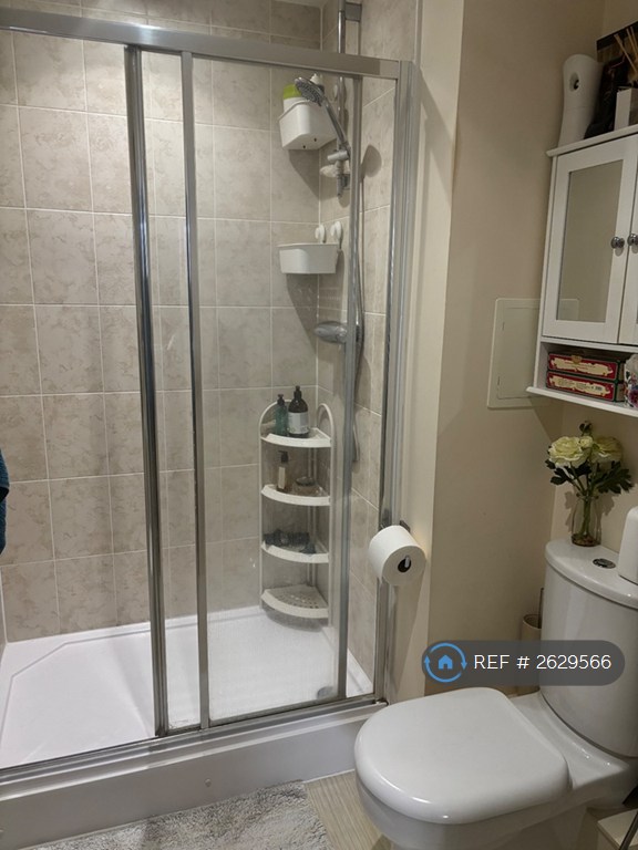 2 bedroom flat in Grays Place, Slough, SL2 (2 bed) (#2629566)