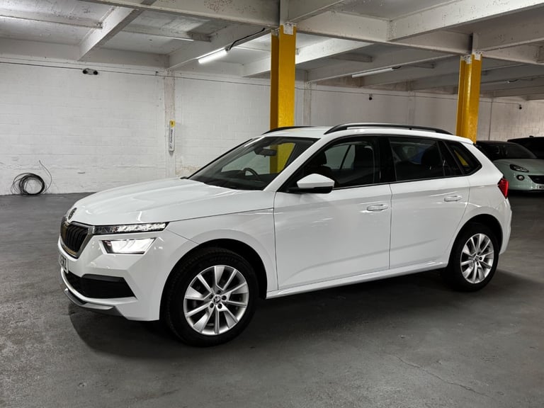 One Owner | Rear parking sensors| Apple Car play