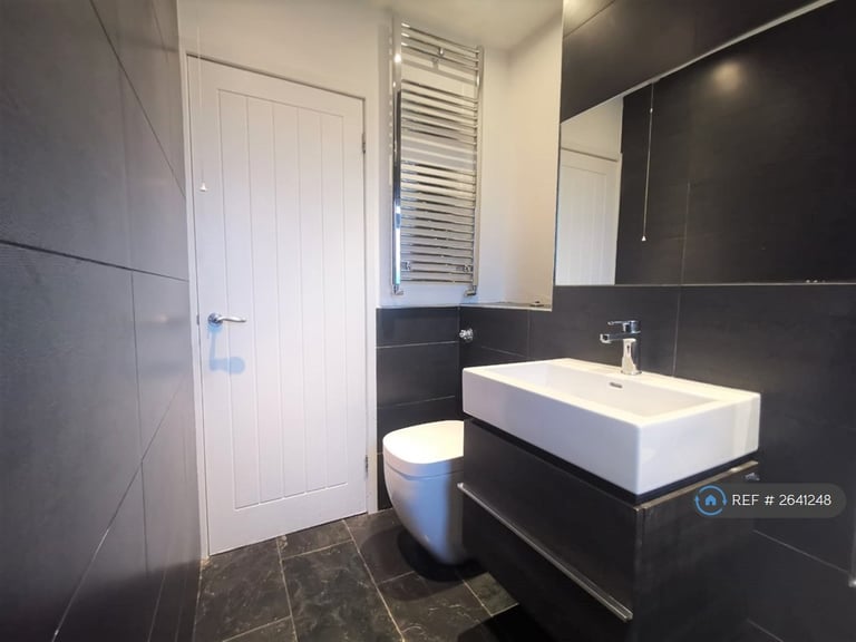 3 bedroom flat in Kelyway House, London, SW2 (3 bed) (#2641248)