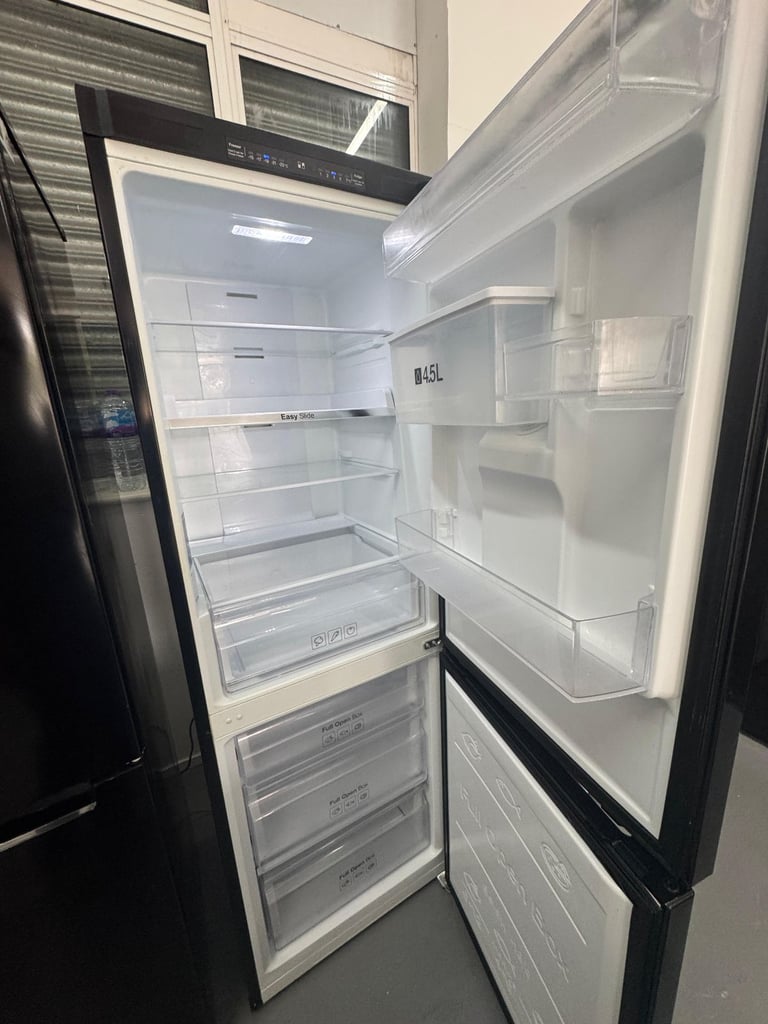 Samsung 60/40 Fridge Freezer with Water Dispenser – 320L Black - Free Same Day Delivery