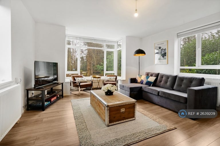 3 bedroom house in Castle Street, Bletchingley, Redhill, RH1 (3 bed) (#2639209)