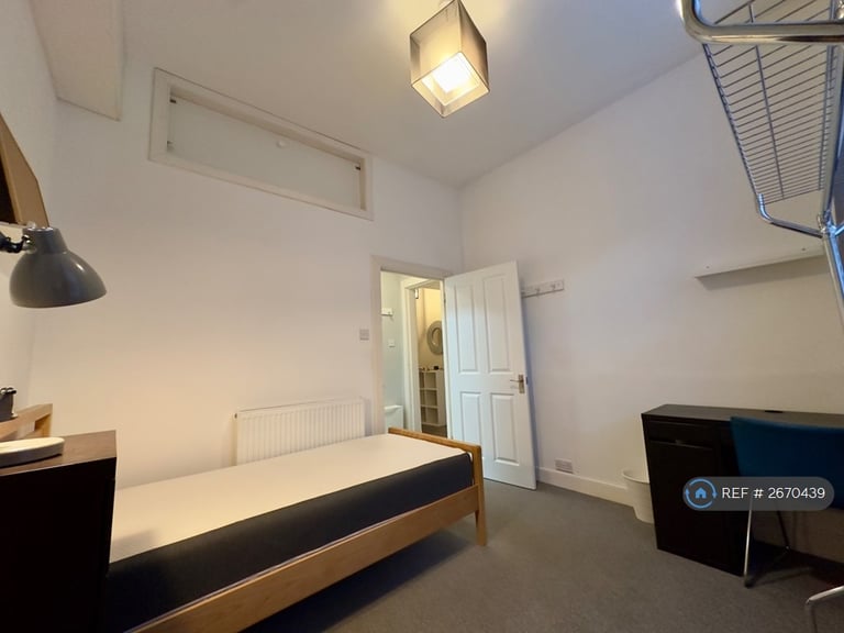 2 bedroom flat in Caledonian Road, Edinburgh, EH11 (2 bed) (#2670439)