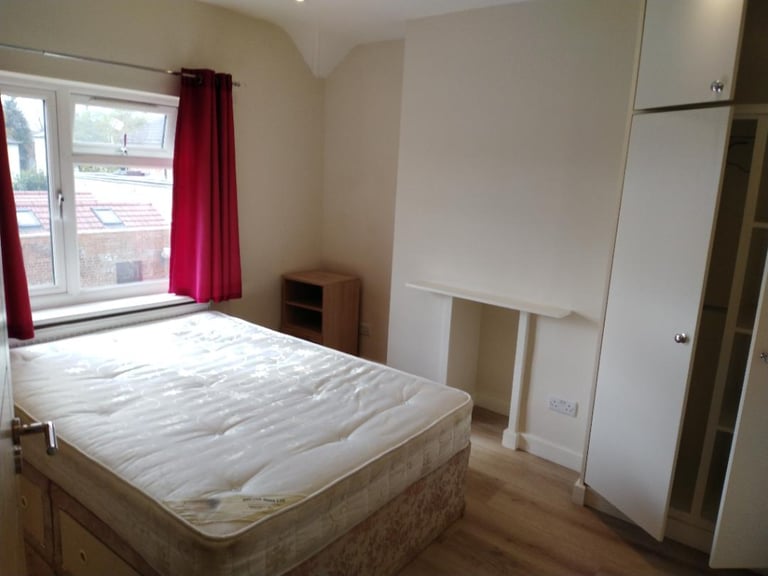 Nice Double Room in A Lovely House, East Acton - Zone 2