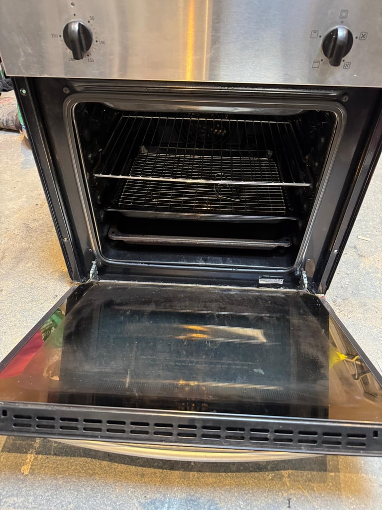 Freestanding cooker and oven 