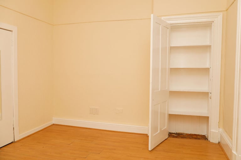 Newly Decorated 3-Bedroom Flat for Rent – Glasgow South Side