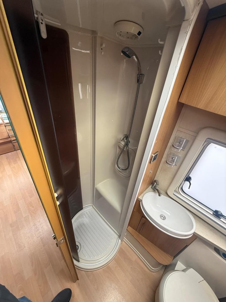 2008 Swift Conqueror 645 Fixed island  bed with new mattress