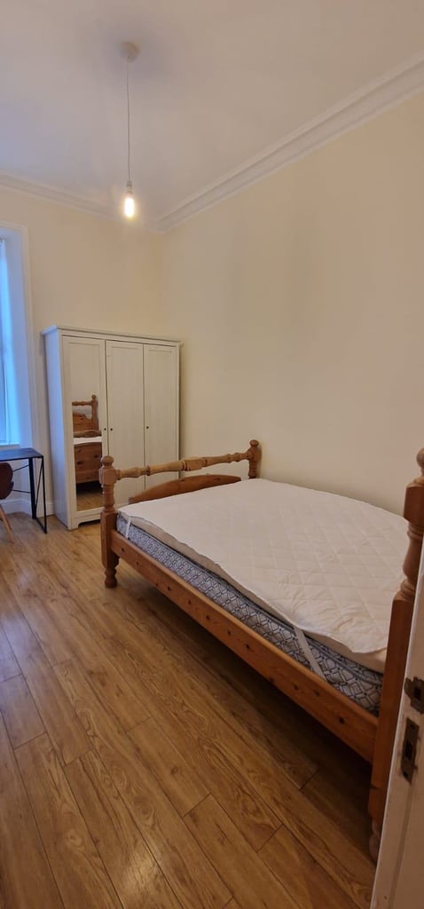 Lovely Double Room Recently within flat share in Holyrood, City Centre