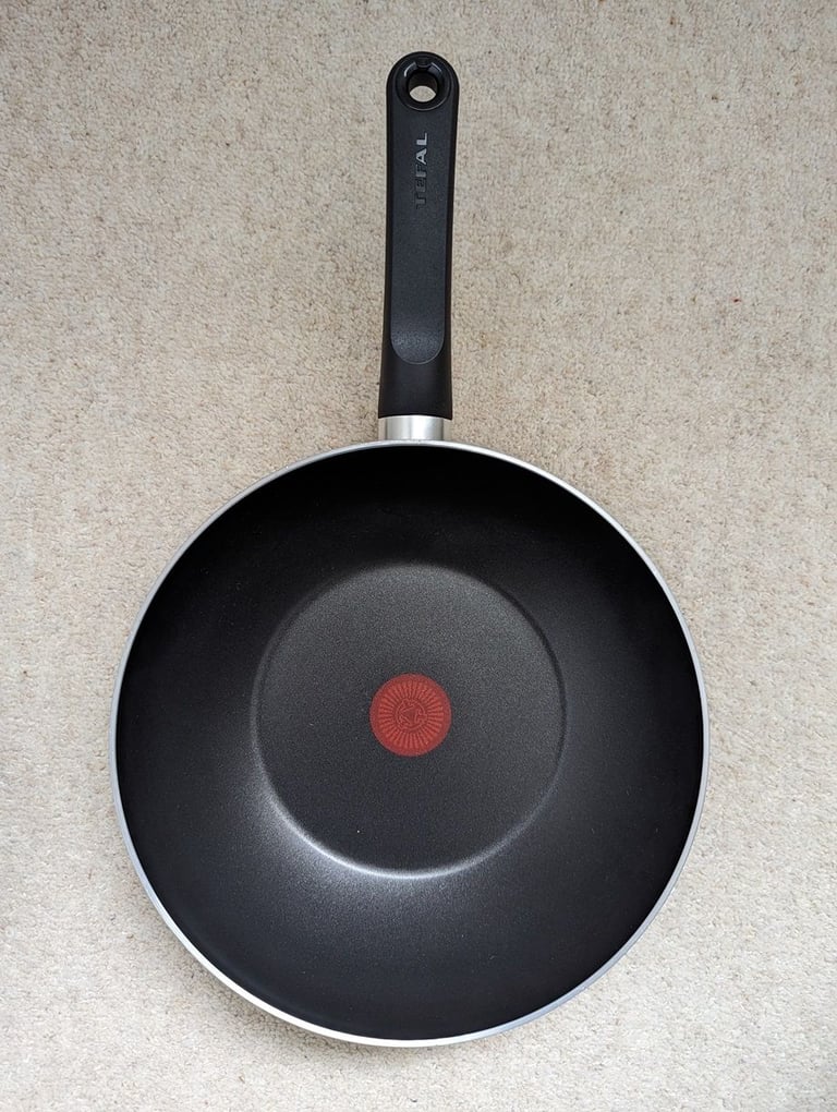 image for Tefal 28 cm non-stick wok pan in excellent condition