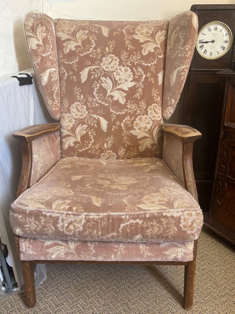 Winged arm chair 