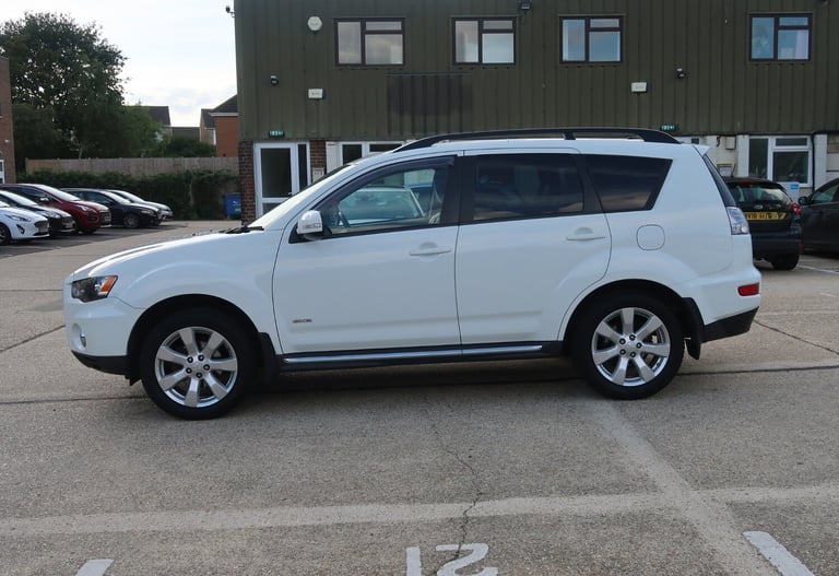 2012/12 White Mitsubishi Outlander 2.2 DI-D GX3 5dr 2WD 7 Seat