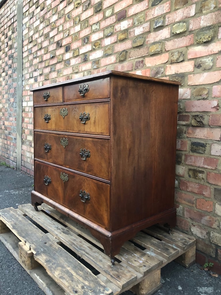 Antique 18th century Queen Ann Walnut chest of drawers 