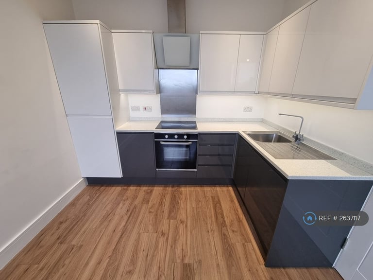 2 bedroom flat in Eleanor House, Waltham Cross, EN8 (2 bed) (#2637117)