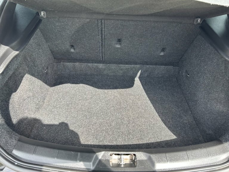 2017 Volvo V40 2.0 T2 R-Design Nav Plus Hatchback 5dr Petrol Manual Euro 6 (s/s) (122 ps) Hatchba...