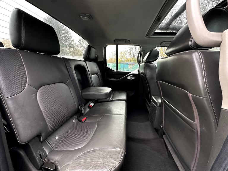 2013 Nissan Navara 3.0 dCi V6 Outlaw 4WD Diesel 4-Door Diesel