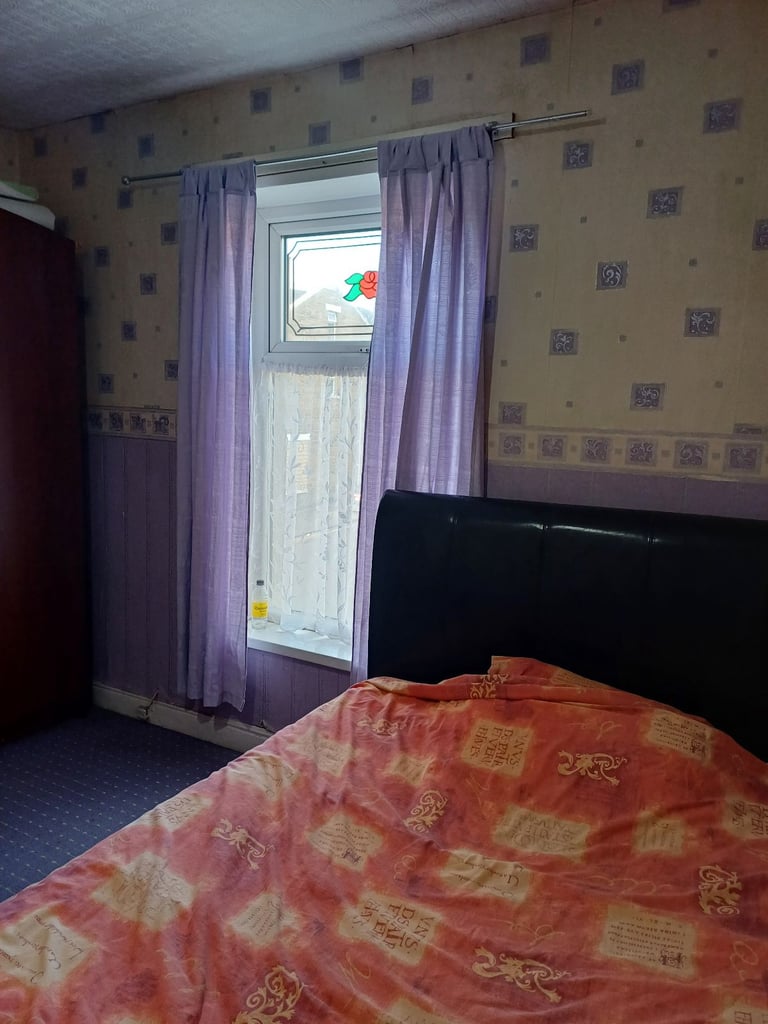 ROOM TO LET