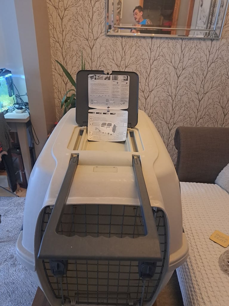 Clipper air approved dog crate.. medium size