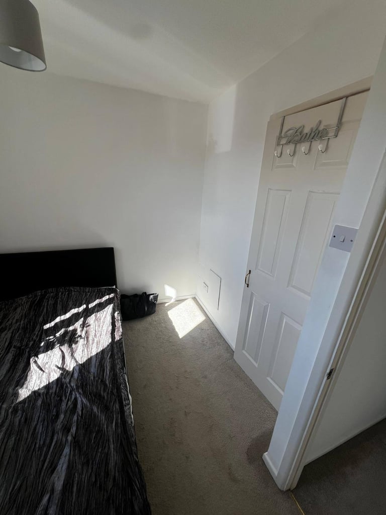 2 bed flat to let, immediately 