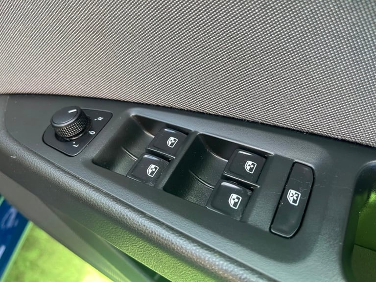 SEAT Leon 1.2 TSI SE Dynamic Technology ST 5dr Petrol Manual Euro 6 (s/s) (110 p