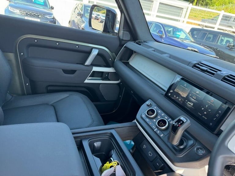 2022 72 LAND ROVER DEFENDER 3.0 D250 MHEV X-DYNAMIC SE 3dr Diesel 18,500 miles