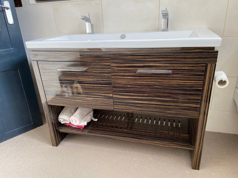 £250 0N0 DURAVIT DOUBLE ENDED BATH AND DOUBLE SINK CABINET SET SECOND HAND