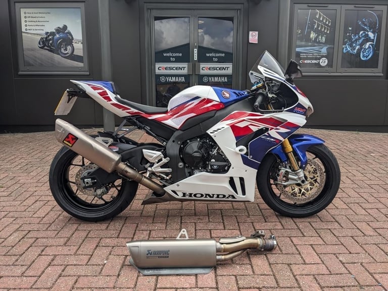 image for HONDA CBR1000RR-R FIREBLADE SP 30TH ANNIVERSARY 2022 - 2X AKRAPOVICS - EXTRAS