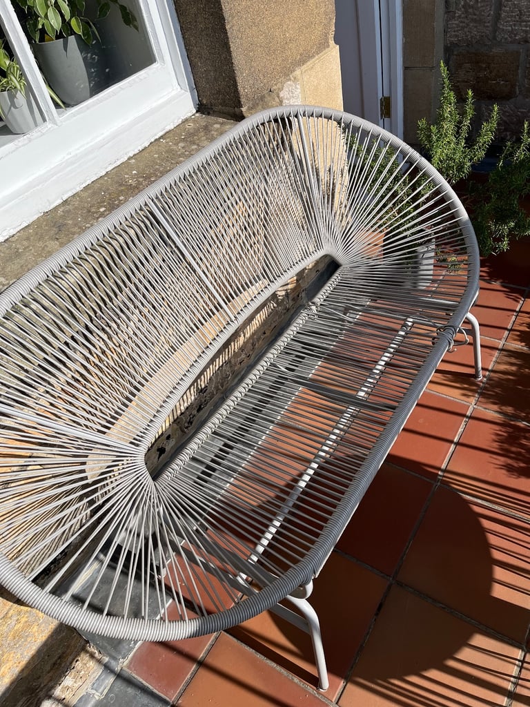 Free garden sofa for upcycling