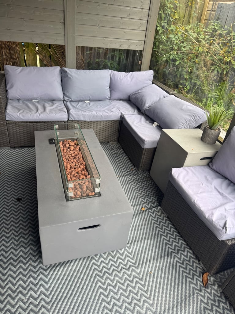 Outdoor fire pit / coffee table 