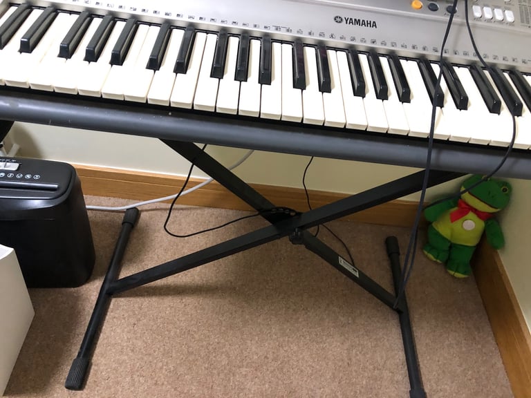  Yamaha  E373 Electronic Key Board with stand and head set 