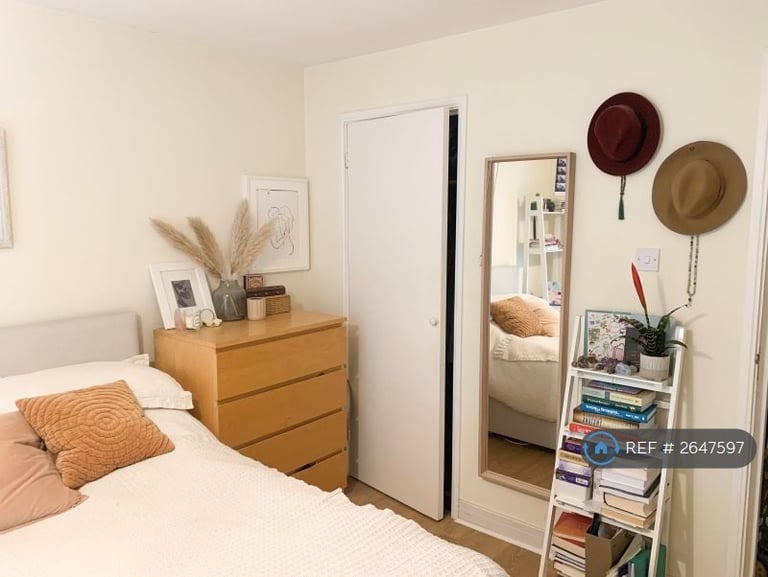 1 bedroom flat in Greyhound Road, London, W6 (1 bed) (#2647597)