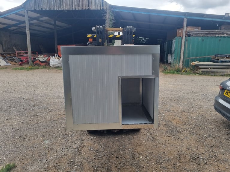 Dog kennel 