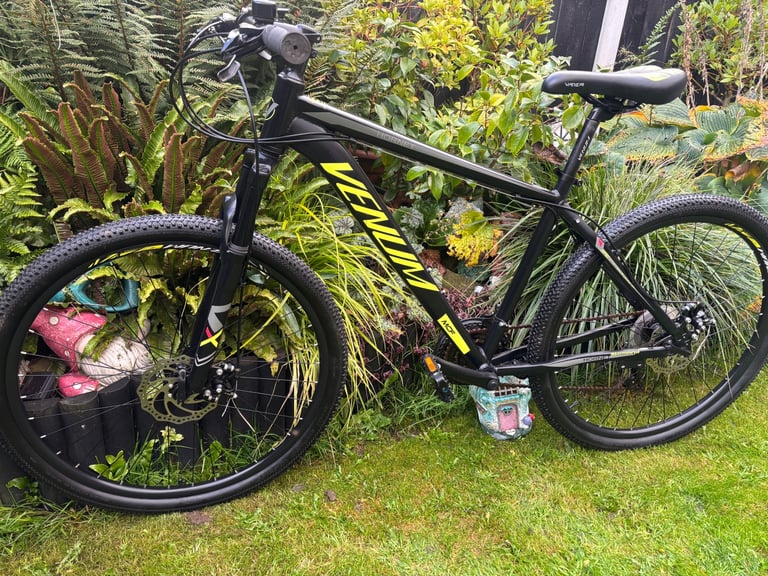 Mens mountain bike (like new) like carrera 