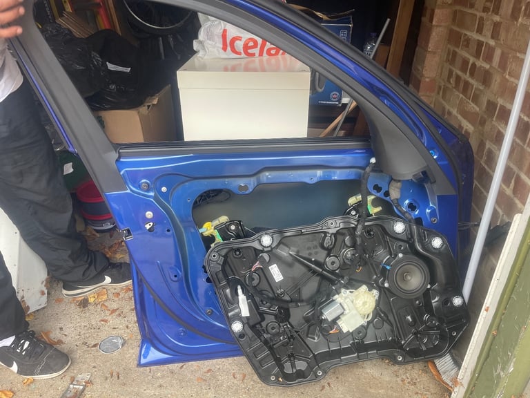 BMW 330e FRONT PASSENGER DOOR